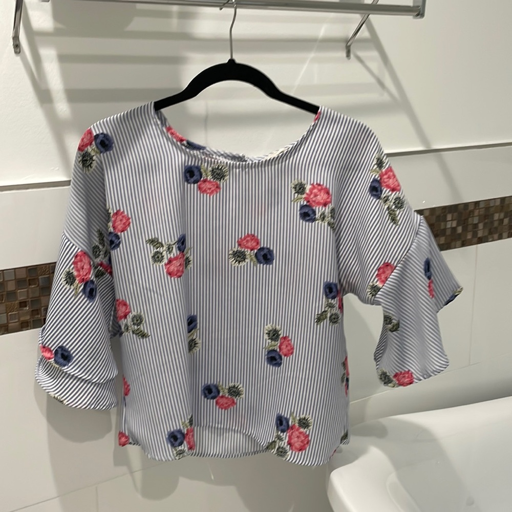 Beautiful blouse. Very fashionable and chic.